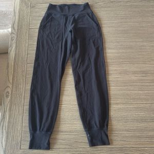 Lululemon Black Align Joggers 25” *size 2